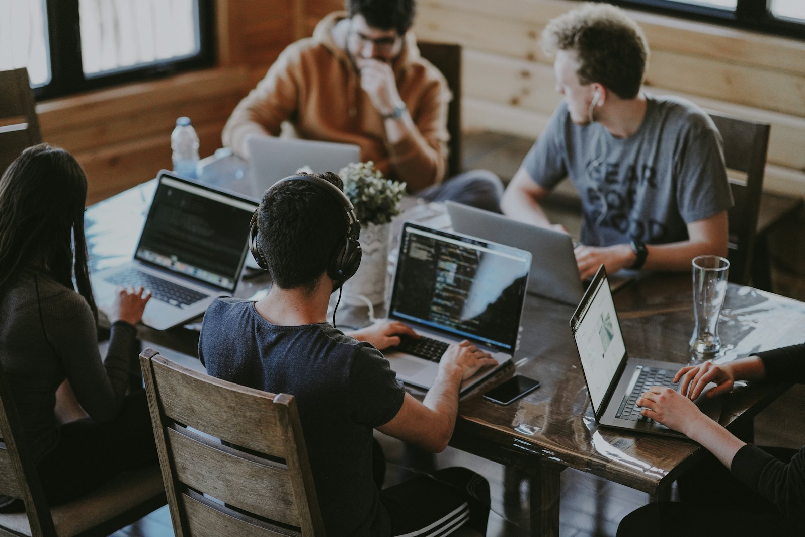 Team im Gespräch am Arbeitsplatz